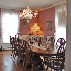 Belle Aire Mansion Guest House - The dining room where a complementary full country breakfast is served for guests.