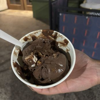 Fete - Rocky road ice cream - New American Near Me - Honolulu, Hawaii