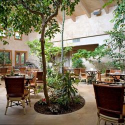 De La Tierra Restaurant