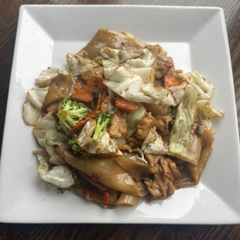 Charming Elephant - drunken noodles with chicken - Laotian Near Me - Baltimore, Maryland