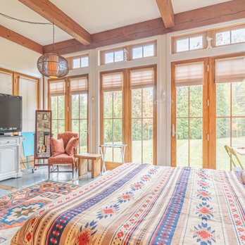 Barn on the Pond - Room #4 Sunroom king - Vacation Rentals Near Me - Saugerties, New York Barn on the Pond - Room #4 Sunroom king - Vacation Rentals Near Me - Saugerties, New York
