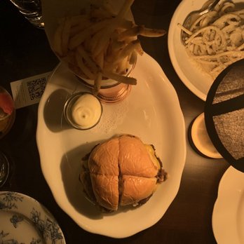 Armitage Alehouse - Wagyu cheeseburger - Pubs Near Me - Chicago, Illinois