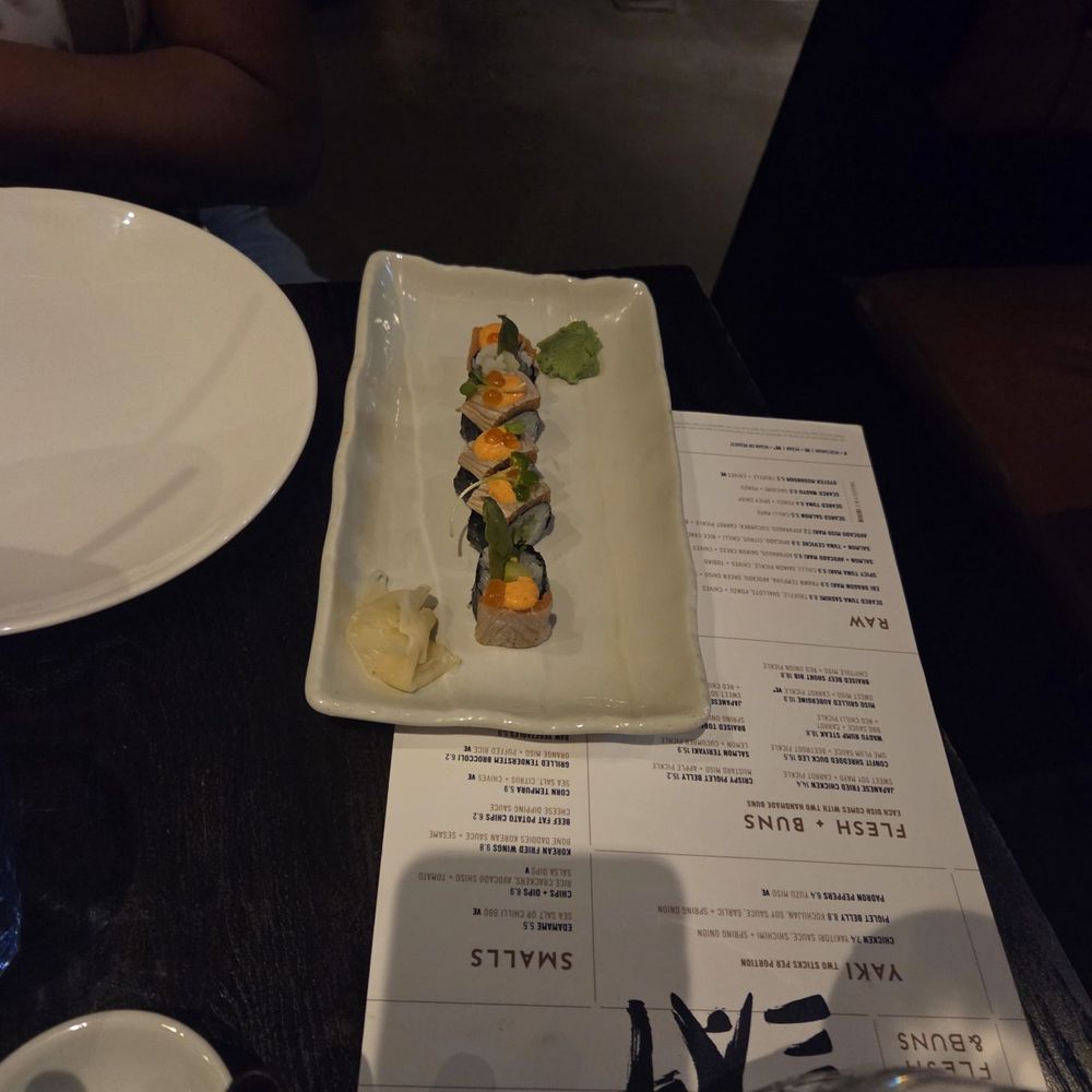 Flesh & Buns - Salmon and avocado maki - Japanese Near Me - London, XGL Flesh & Buns - Salmon and avocado maki - Japanese Near Me - London, XGL