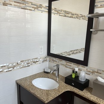 Madison Les Hotel - Bathroom with toiletries - Hotels Near Me - New York, New York Madison Les Hotel - Bathroom with toiletries - Hotels Near Me - New York, New York