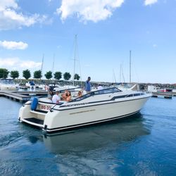 Chicago Yachting - Our boat rentals provide the ideal setting for relaxation and fun on Lake Michigan.