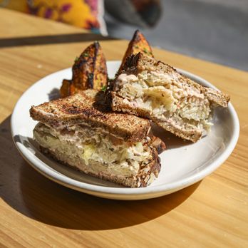 Seedz Cafe - Seedz Famous Reuben with Potato Wedges - Cafes Near Me - Saint Louis, Missouri