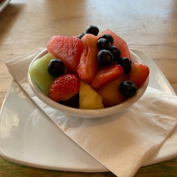 Swami's Café Oceanside - Fruit Bowl. Regular Size. - Breakfast & Brunch Near Me - Oceanside, California