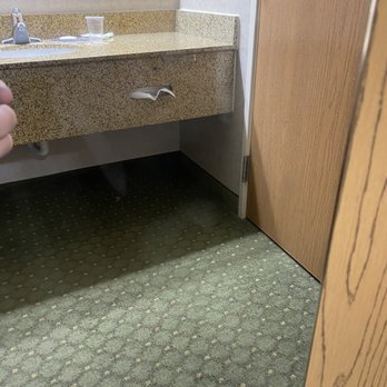 Quality Inn & Suites - dirty mirror (hand print included) - Hotels Near Me - Twin Falls, Idaho Quality Inn & Suites - dirty mirror (hand print included) - Hotels Near Me - Twin Falls, Idaho