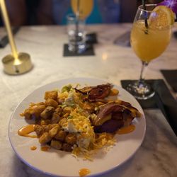 Fumée  - Brunch bowl with crispy bacon and peach sangria