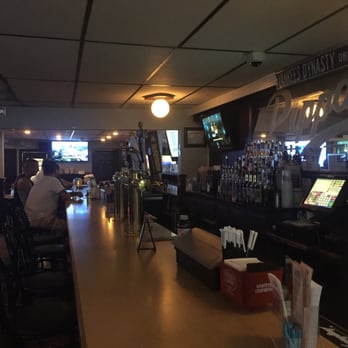 Pippa's Sports Cafe - Long main bar - Sports Bars Near Me - Danbury, Connecticut