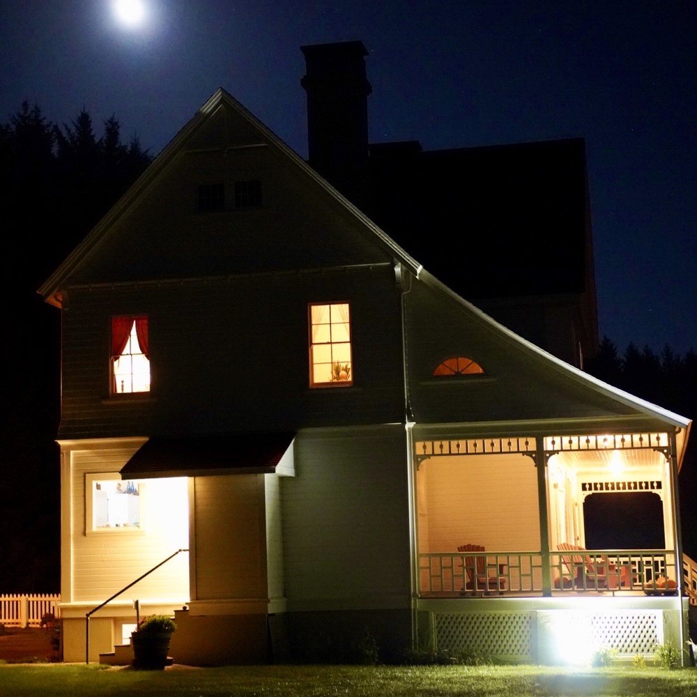Heceta Lighthouse Bed & Breakfast - At night, under a full moon - Bed & Breakfast Near Me - Yachats, Oregon Heceta Lighthouse Bed & Breakfast - At night, under a full moon - Bed & Breakfast Near Me - Yachats, Oregon