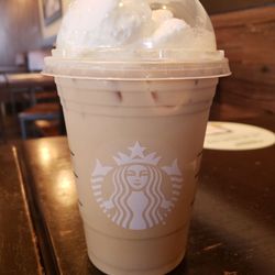 Starbucks - Iced Blonde Vanilla Latte || IG: @misspiggyeats