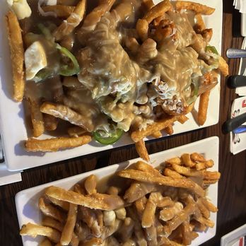The Canadian Brewhouse - Poutine buffalo chicken - Sports Bars Near Me - Banff, Alberta The Canadian Brewhouse - Poutine buffalo chicken - Sports Bars Near Me - Banff, Alberta
