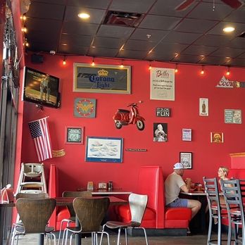 Beth's Burger Bar - Dining area - Burgers Near Me - Orlando, Florida