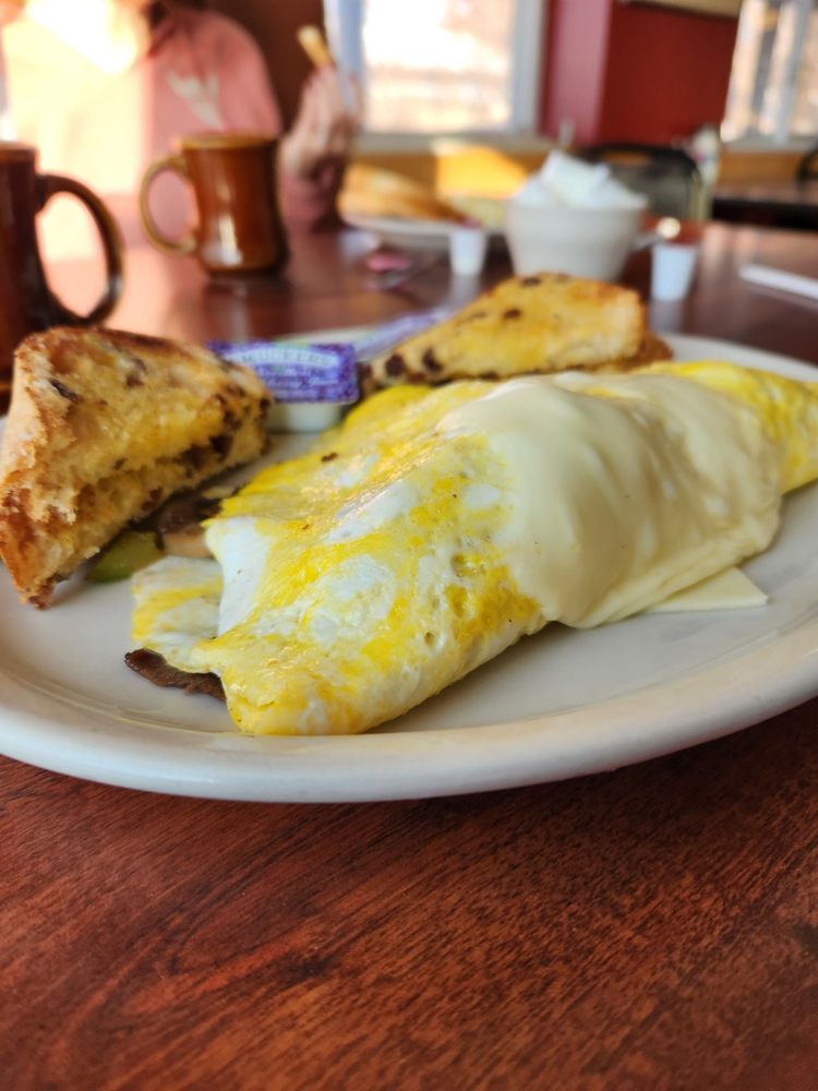 CRYSTAL LAKE CAFE Updated October 2024 216 W Lake St, Crystal