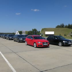 Driving Center - Testfahrzeuge vor den Bunkern