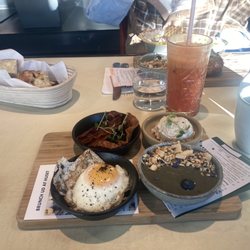 Wulff og Konstali Food Shop - Fried crispy bacon s/fresh thyme, 2 organic fried eggs w/ lava salt, salmon mousse w/ watercress, spirulina smoothie bowl