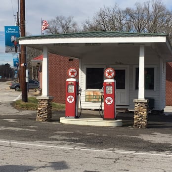 Talmo Market Grill - Gas station held in time. Even characters in the window... Cute - American Near Me - Talmo, Georgia