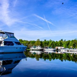 Len's Cove Marina - Marina life on Big Rideau Lake