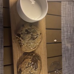 Citrus Grillhouse - Warm chocolate chip cookies & cold milk. Yum!!