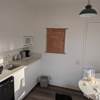 Capri Laguna - Kitchenette in king room - Hotels Near Me - Laguna Beach, California