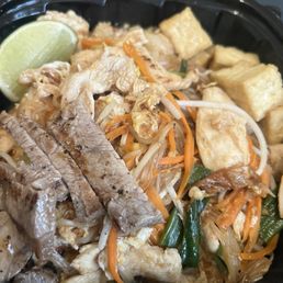 Pad Thai with chicken, steak and tofu Pad Thai with chicken, steak and tofu
