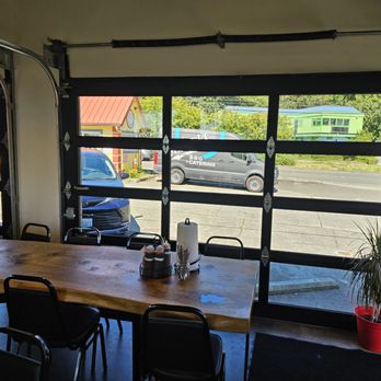 Brileys BBQ & Grill - Inside facing 522 - Barbeque Near Me - Lake Forest Park, Washington