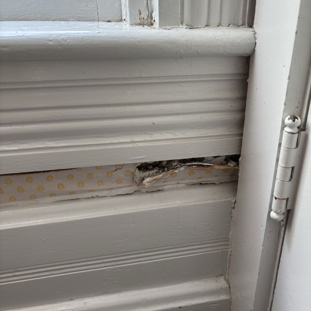 Hotel Lakeside - Rotting spot on wall - Hotels Near Me - Lakeside Marblehead, Ohio