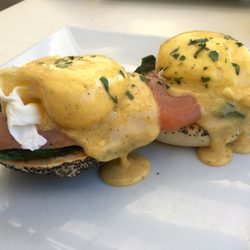 Mojo Beach - Eggs Benedict w Salmon