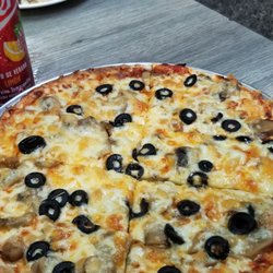 Burger Ton - Pizza pequeño con aceitunas y champiñones (personal/small pizza with olives and mushrooms) and Tinto de Verano (drink)
