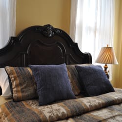 Petrinovich House - Azalea has a queen bed, private shower/sink/toilet, and direct access to the back balcony