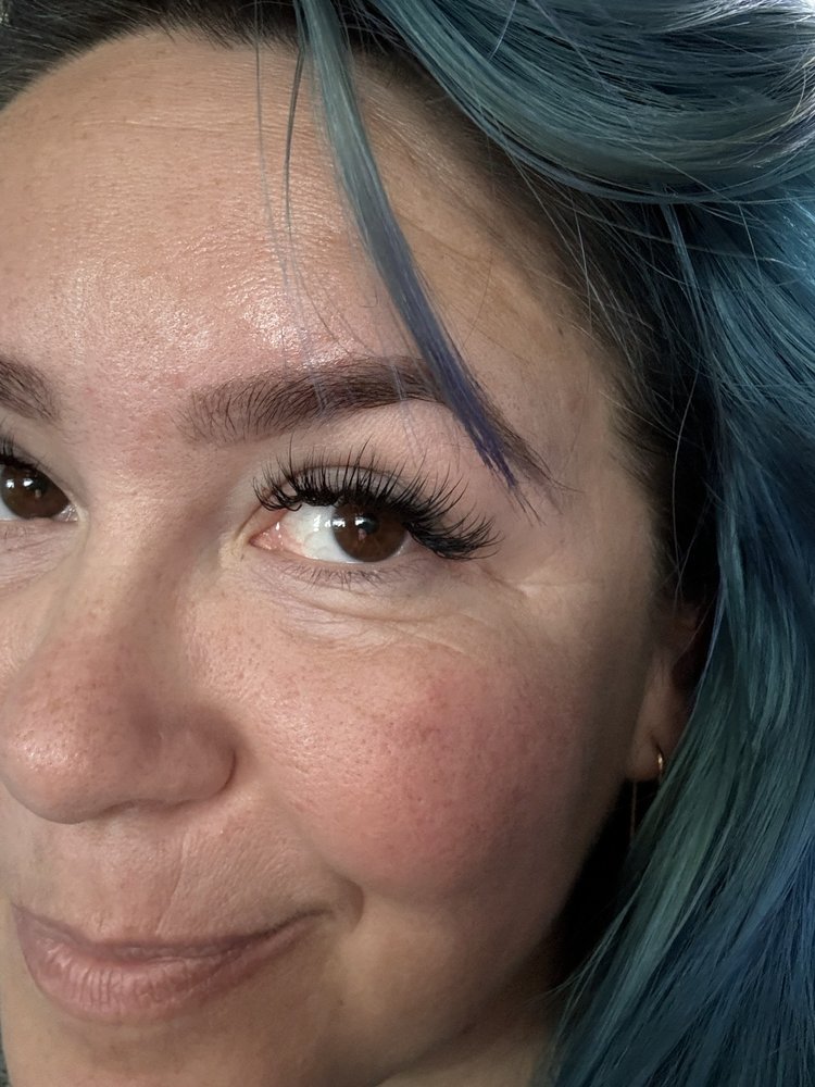 L LASHES Logo