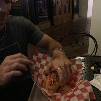 Fat Cheeks Hawaii - buttered lobster roll - Sandwiches Near Me - Honolulu, Hawaii
