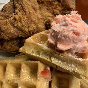 Metro Diner - Chicken and waffle close up - American Near Me - Tampa, Florida Metro Diner - Chicken and waffle close up - American Near Me - Tampa, Florida