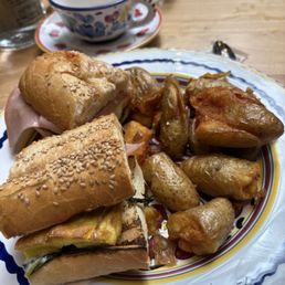 Breakfast sandwich and crispy potatoes Breakfast sandwich and crispy potatoes