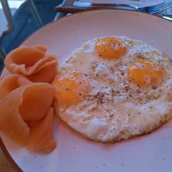 Mocambo Coffee - Fried Eggs with Smoked Salmon