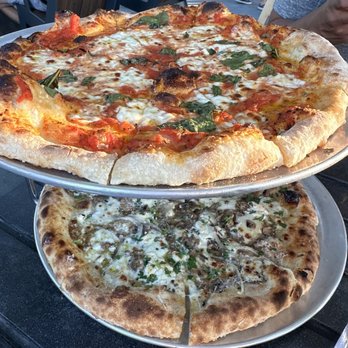 Fieldwork Brewing - Margarita pizza  Fun guy pizza - Breweries Near Me - San Ramon, California