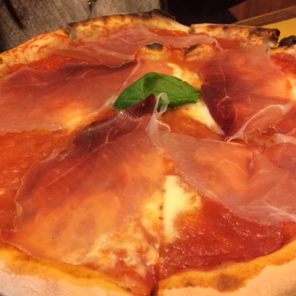 I'Pizzacchiere - Pizza Marinara with Prosciutto Crudo (NOT cotto). Woulda been better if they cut the za after they draped the prosciutto on it. - Pizza Near Me - Florence, FI
