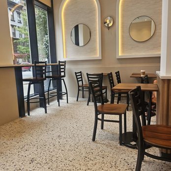 Murray Cafe - Open airy seating - Coffee & Tea Near Me - New York, New York