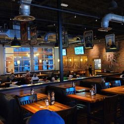 BJ's Restaurant & Brewhouse - Dining area