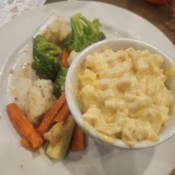 Redondo Beach Grill - Kids mac and cheese with veggies - American Near Me - Redondo Beach, California Redondo Beach Grill - Kids mac and cheese with veggies - American Near Me - Redondo Beach, California