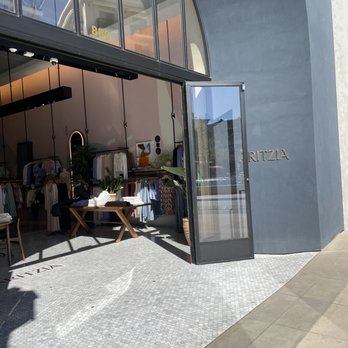 Aritzia - Front door - Women's Clothing Near Me - Glendale, California Aritzia - Front door - Women's Clothing Near Me - Glendale, California