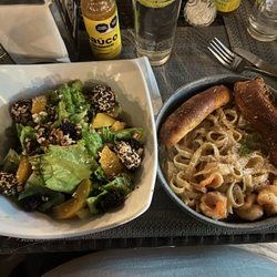 Van Gogh - Alfredo fettuccine with Shrimp and Ensalada