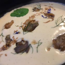 Les Deux Sardines - Velouté de chou-fleur, praires et vanille.