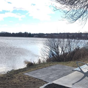 Lake Quannapowitt - Winter view walking lake Q - Parks Near Me - Wakefield, Massachusetts