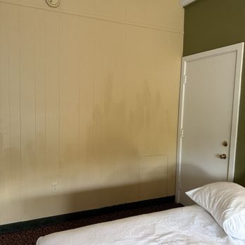 River Terrace - More stains on walls nasty - Resorts Near Me - Gatlinburg, Tennessee