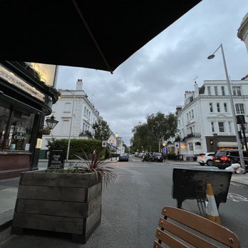 Zetland Arms - A table with a nice view of Brompton Road - Pubs Near Me - London, XGL Zetland Arms - A table with a nice view of Brompton Road - Pubs Near Me - London, XGL