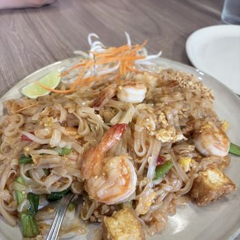 Chom Thai Kitchen - Shrimp pad Thai - Thai Near Me - Concord, California