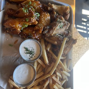 Twin Peaks - Really the wings are very good. - Sports Bars Near Me - Tukwila, Washington Twin Peaks - Really the wings are very good. - Sports Bars Near Me - Tukwila, Washington