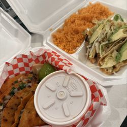 Taqueria La Unica - Yummy in our tummy!